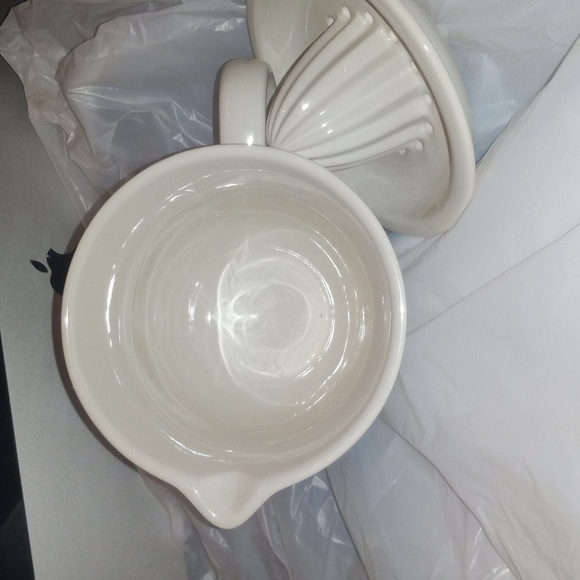 Rae Dunn Ceramic Citrus Juicer "Squeeze" Removable Lid - Picture 3 of 9